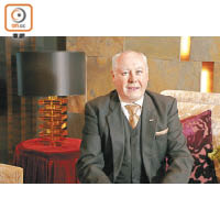 Mr. John Anthony Davoren現於英國倫敦薩伏伊酒店（Savoy London）擔任首席管家。