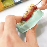 在科幻工作室篇課程，可學到假皮、假牙等製作。