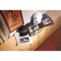 New Era Bruce Lee 9FIFTY $419（左）、9FORTY $339（右）、Photo Print Tee $339/各