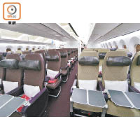 經濟優越客位置於機艙兩旁，座位用淺咖啡色以作識別。