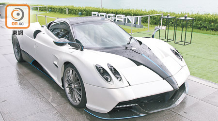 Pagani帶來限量100輛的Huayra Roadster，成為全場焦點。
