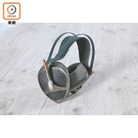 碳纖框架配以鋁合金耳罩，令耳機重量只有390g。