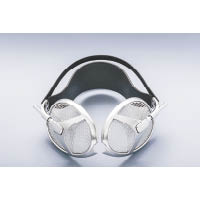 鋁合金耳罩上設有特殊細孔，藉此提升空氣流通量。
