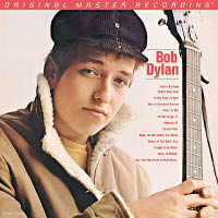 音色測試<br>試播Bob Dylan同名專輯，高音人聲與低音樂器聲層次分明，可見混合式結構平板單元的超強分析力。而且耳機重量只有390g，長時間佩戴都不覺重。