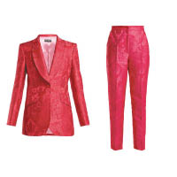 DOLCE & GABBANA紅色提花緞面西裝 $20,900、西褲 $7,900（C）