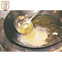 5. 放入約140℃滾油中，炸約3至4分鐘，盛起瀝乾油分，切件即成。
