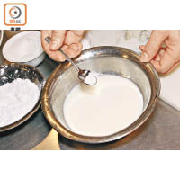 1. 鮮奶加入糖、鹽及生粉拌勻後，注入蛋白拌勻。