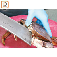 緊接利用刀尖插入蟹口，打開蟹蓋。
