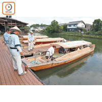 堀川遊覽船的船程可長約3.7公里，一般坐10至12人。