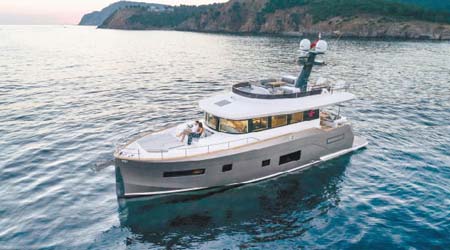 Sirena 58沿用半排水式流線船體，並改為灰、白二色設計。<br>售價：895,000歐元起