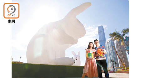 由藝術家Amanda Parer打造的巨兔裝置，陪大家迎接中秋，當中最大一隻更高達7米！
