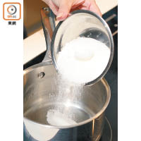 沙糖加入100毫升凍滾水煮滾，轉慢火繼續煮5分鐘成糖漿。