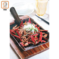 「火燄土匪牛肉」混合了多種香料炮製而成，上桌時點火，將傳統中菜變得更具視覺效果。