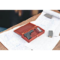 手槍連可裝拆的彈匣，可以放進槍盒內。