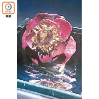 《Alchimiste煉金術》Rose d’Équateur Rouge玫瑰花戒，以玫瑰金和鈦金屬製造，鑲嵌天然花瓣、1枚9.71卡枕形馬來亞榴石和紅寶石。 $137萬