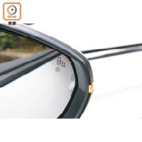 兩邊側鏡加入了主動式盲點警示系統，有車駛進盲點位時便會亮起橙燈提示。