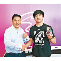 和記電訊香港控股有限公司執行董事及行政總裁古星輝（左）與開售活動首名啟動iPhone XS的姚先生（右）。