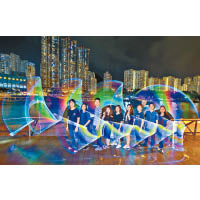 香港創藝攝影學會以光影塗鴉技巧為入場人士免費拍照。