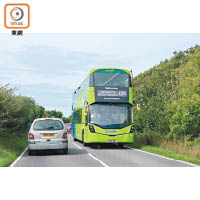 連接伊斯特本和布賴頓的綠色Coaster巴士，當中的12和13X號可前往七姐妹巖，自由行也不成問題。