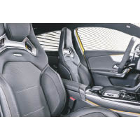 前排使用AMG專屬座椅，一體式設計令乘坐更穩固。