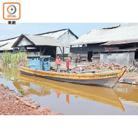炭窰廠旁有河道及小船，方便運載木材與炭。