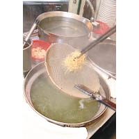 竹昇麵用鹼水、鴨蛋及麵粉製成，鹼水的分量要控制得宜，否則麵條不夠爽彈，又或者鹼水味過重影響整碗麵的質素。