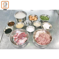 無論鮮蝦或菜肉雲吞都會用豬肉作餡料，單是雲吞餡已用了多種材料製作。