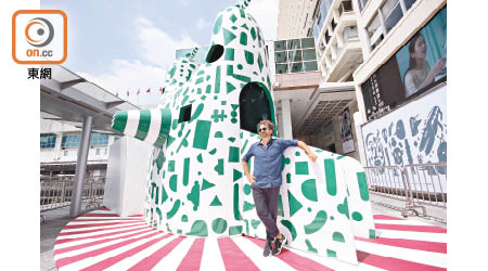 西班牙設計鬼才Jaime Hayon首次在港舉行展覽，邀請大家走進他的「奇想宇宙」。圖為大型雕塑《Rabbitdoubledome》。