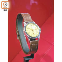 1940年代腕錶，精鋼錶殼配以奶白色錶盤。