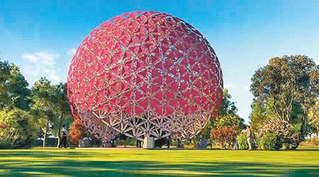后里森林園區，有一個紅色球形建築，聽說可聆聽花開的聲音。