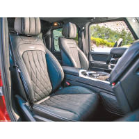 前排使用AMG專屬桶形座椅，包裹力強，而且舒適。