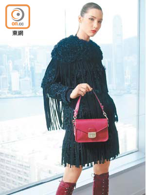 Longchamp<br>黑色羊皮流蘇長褸 $36,300<br>Mademoiselle Longchamp紅色小牛皮手袋 $8,600<br>棗紅色麖皮綁帶高踭長靴 $8,450<br>All from（A）