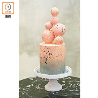 以《我是香港人》作為主題創作了4款打響頭炮的藝術蛋糕，由多個粉紅波波砌成的《勞斯和萊斯》，以抽象形式帶出同性戀的話題。