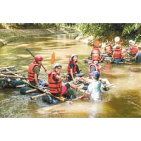 峇里交流團有不少戶外活動，包括以竹材及繩結紮木筏進行漂流。