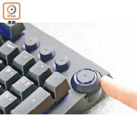鍵盤具有多功能數字撥鍵和多媒體按鍵。