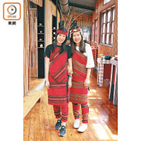 你可穿上台灣原住民服裝，進一步感受度假村的氣氛。