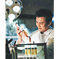 亞洲首間分子料理餐廳像間實驗室，Edward雖然每日埋頭苦幹，但慶幸可以做着自己喜歡的工作。