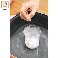 2. 用攪拌棒把白色皂基慢慢攪拌至完全融解，加入香精、基礎油及起泡劑，備用。