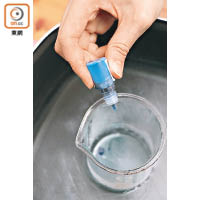 3. 將200克的透明皂基分放兩個玻璃容器中，並重複Step 1及2，之後在其中一個注入適量的黑色食用色素，在另一個則注入藍色食用色素。