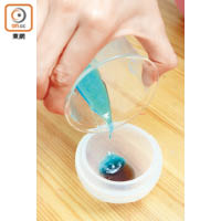 5. 待瞳孔固化後，注入盛有藍色食用色素的透明皂基作為水晶體部分。