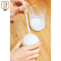 6. 待盛有色素的透明皂基固化後，即可用吸管把白色皂基注滿模具。