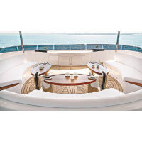 太陽甲板提供360度無敵海景，配以象牙白色梳化，分外典雅。