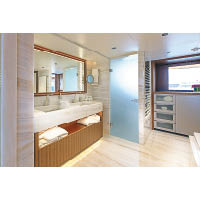 獨立衞浴室提供雙洗手盆、淋浴間、浴缸等，設備一應俱全。