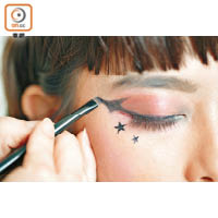 Step 3：用眼線筆在眼角畫圖案。