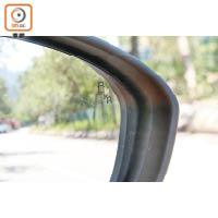 搭載盲點輔功警示功能，行車期間若感應到兩旁有車駛進盲點位，側鏡便會亮起小圓燈提示。