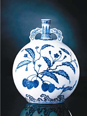 清雍正青花如意耳荔枝紋抱月瓶的成交價達1,416萬港元。