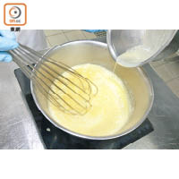 3.混合剩餘的粟粉、牛奶及雞蛋，加入椰汁西米漿中，慢慢攪勻至濃稠。