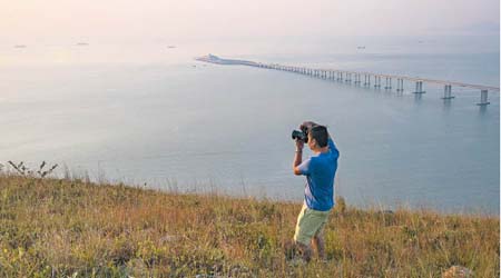 風景攝影達人Jeffrey Poon特別走到大嶼山不同地點，拍攝港珠澳大橋風采。