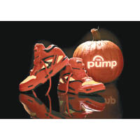 2013年推出Reebok Pump Omni Lite Pumpkin，採用南瓜橙色鞋身配上夜光細節演繹。