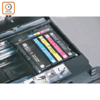 採用五色噴墨打印技術，當中包括CMYK及相片黑色，可獨立更換墨盒。